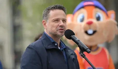 Rafał Trzaskowski przemawia na tle dużego świstaka czy tam bobra