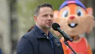 Rafał Trzaskowski przemawia na tle dużego świstaka czy tam bobra