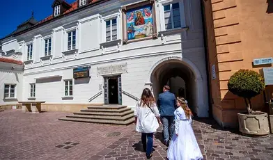 Postępowcy robią swoim dzieciom świeckie komunie