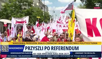 Biało‑czerwony marsz w Warszawie zorganizowany przez Solidarność przeciwko polityce Donalda Tuska i Zielonemu Ładowi. Uczestnicy niosą flagi narodowe i transparenty, domagając się przeprowadzenia ogólnokrajowego referendum i ochrony praw pracowniczych