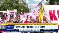 Biało‑czerwony marsz w Warszawie zorganizowany przez Solidarność przeciwko polityce Donalda Tuska i Zielonemu Ładowi. Uczestnicy niosą flagi narodowe i transparenty, domagając się przeprowadzenia ogólnokrajowego referendum i ochrony praw pracowniczych