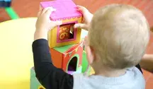Dziecko bawiące się klockami
