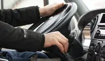 Mężczyzna kierujący samochodem