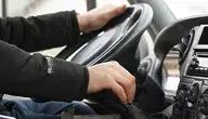 Mężczyzna kierujący samochodem