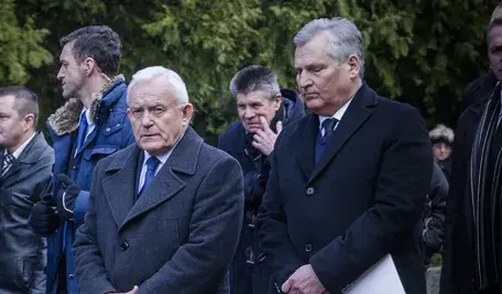 Leszek Miller i Aleksander Kwaśniewski w chwili zadumy na pogrzebie Józefa Oleksego