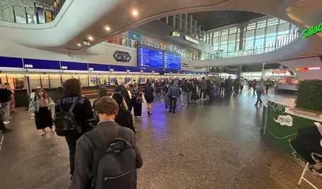 Tłumy podróżnych na dworcu w Warszawie