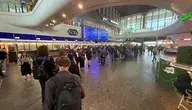 Tłumy podróżnych na dworcu w Warszawie