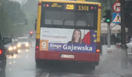 Kinga Gajewska autobusem jeździ tylko przed wyborami i tylko w formie wizerunku na plakacie. Normalnie wraz z mężem okrąża dwa razy w roku ziemię samochodem, co jej zresztą wszyscy fundujemy