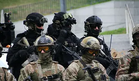 Uzbrojeni funkcjonariusze podczas akcji
