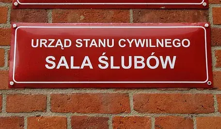 Czerwona tablica na budynku urzędu stanu cywilnego