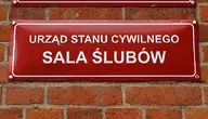 Czerwona tablica na budynku urzędu stanu cywilnego
