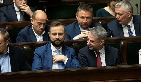 Ministrowie siedzący na sali sejmowej