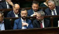 Ministrowie siedzący na sali sejmowej