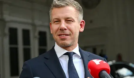 Péter Magyar, premier Węgier, podczas rozmowy z mediami. Zdjęcie ilustruje zmianę kursu energetycznego Budapesztu i decyzję o rosyjskim gazie.