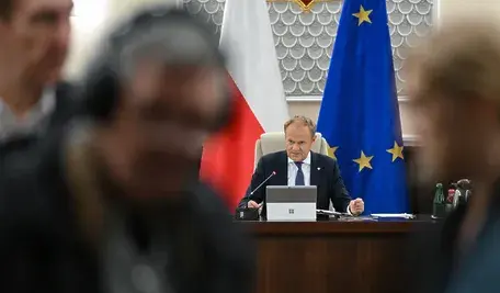 Warszawa, 19.05.2026. Premier Donald Tusk na posiedzeniu rządu w KPRM w Warszawie, 19 bm. Rząd zajmie się m.in. projektem dot. kontroli handlu metalami szlachetnymi w sieci. (mr) PAP/Radek Pietruszka