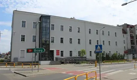 Urząd Pracy w Namysłowie – miejsce rejestracji bezrobotnych i doradztwa zawodowego, ilustracja do artykułu o zwolnieniach i kryzysie zatrudnienia w regionie.