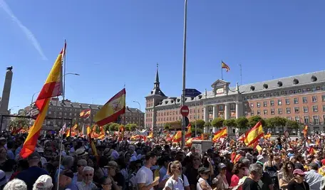 Tysiące Hiszpanów protestują w Madrycie przeciwko rządowi Sáncheza, niosą flagi i skandują antysocjalistyczne hasła.
