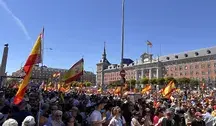 Tysiące Hiszpanów protestują w Madrycie przeciwko rządowi Sáncheza, niosą flagi i skandują antysocjalistyczne hasła.