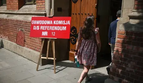 Wejście do jednego z lokali wyborczych w Krakowie
