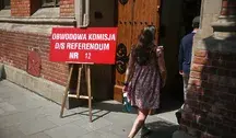 Wejście do jednego z lokali wyborczych w Krakowie
