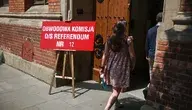 Wejście do jednego z lokali wyborczych w Krakowie