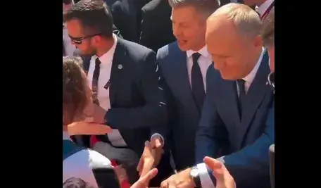 Donald Tusk i Peter Magyar w Gdańsku. Jeden z nich obniżył sobie właśnie pensję o połowę. Zgadnij który?