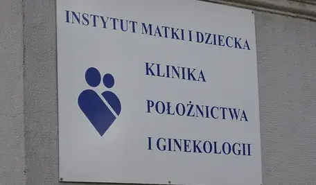 Ministerstwo Zdrowia proponuje zmiany w kształceniu położnych, co budzi obawy o ograniczenie ich odrębnej ścieżki zawodowej i może wpływać na sytuację porodówek w Polsce.