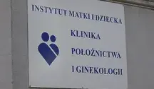 Ministerstwo Zdrowia proponuje zmiany w kształceniu położnych, co budzi obawy o ograniczenie ich odrębnej ścieżki zawodowej i może wpływać na sytuację porodówek w Polsce.