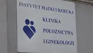 Ministerstwo Zdrowia proponuje zmiany w kształceniu położnych, co budzi obawy o ograniczenie ich odrębnej ścieżki zawodowej i może wpływać na sytuację porodówek w Polsce.