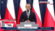 Dr Rafał Leśkiewicz, rzecznik prezydenta RP, przemawia podczas konferencji w Pałacu Prezydenckim w Warszawie. W tle flagi Polski, na ekranie informacje o transmisji na żywo w wPolsce24.
