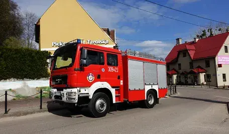 Pożar kompleksu budynków mieszkalnych i gospodarczych w Starym Cydzynie w woj. podlaskim, akcja gaśnicza straży pożarnej z wielu jednostek, ewakuacja mieszkańców i opanowanie ognia.