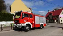Pożar kompleksu budynków mieszkalnych i gospodarczych w Starym Cydzynie w woj. podlaskim, akcja gaśnicza straży pożarnej z wielu jednostek, ewakuacja mieszkańców i opanowanie ognia.