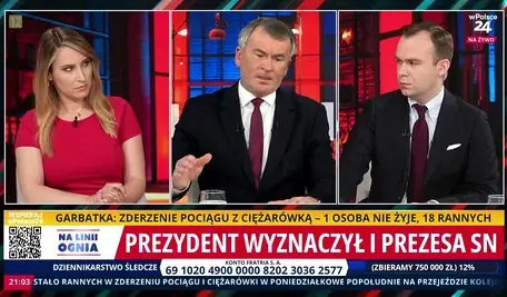 Debata w studiu wPolsce24 z udziałem ekspertów na temat powołania sędziego Zbigniewa Kapińskiego na I prezesa Sądu Najwyższego. W centrum kadru znajduje się Zbigniew Kapiński, po lewej prowadząca, po prawej komentator. Na pasku informacyjnym napis: ‘Prezydent wyznaczył I prezesa SN