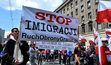Demonstranci podczas protesty antymigracyjnego.