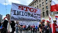 Demonstranci podczas protesty antymigracyjnego.