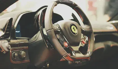 Design Ferrrari Luce - pierwsxzego samochodu elektrycznego tej firmy - wzbudza skrajne emocje