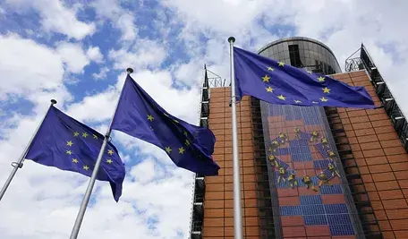 Ilustracja symbolizująca Islandię stojącą przed decyzją o przystąpieniu do Unii Europejskiej w obliczu zmian w bezpieczeństwie i sytuacji geopolitycznej.
