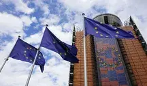 Ilustracja symbolizująca Islandię stojącą przed decyzją o przystąpieniu do Unii Europejskiej w obliczu zmian w bezpieczeństwie i sytuacji geopolitycznej.