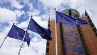 Ilustracja symbolizująca Islandię stojącą przed decyzją o przystąpieniu do Unii Europejskiej w obliczu zmian w bezpieczeństwie i sytuacji geopolitycznej.