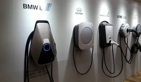 Komisarze KE są wściekli, bo ich służbowe auta elektryczne nie są w stanie dojechać do Strasburga bez ładowania