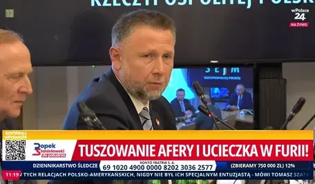 Marcin Kierwiński podczas komisji w Sejmie, w tle dziennikarze i napis ‚Tuszowanie afery i ucieczka w furii’ na ekranie wPolsce24.