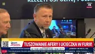 Marcin Kierwiński podczas komisji w Sejmie, w tle dziennikarze i napis ‚Tuszowanie afery i ucieczka w furii’ na ekranie wPolsce24.