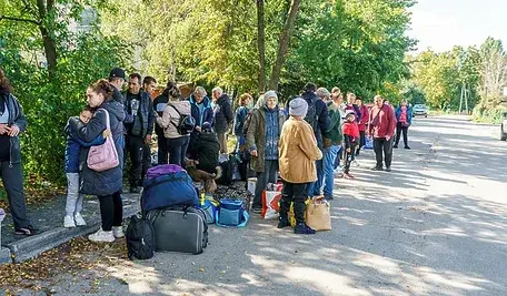 Uchodźcy w oczekiwaniu na transport