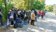 Uchodźcy w oczekiwaniu na transport
