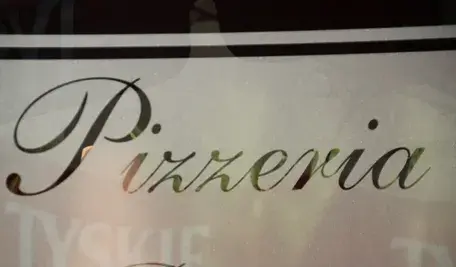 Kontrola skarbowa po zakupie pizzy z krewetkami ujawniła błąd VAT, który skończył się mandatem 2500 zł dla gdańskiej pizzerii.