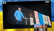 Lech Wałęsa publicznie na scenie odpiął przypinkę z ukraińską flagą, a jeszcze chwilę wcześniej miał ją na koszuli 