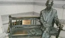 Nieznany sprawca oblał czerwoną farbą pomnik Jana Karskiego oraz elementy Konsulatu RP w Nowym Jorku, a służby badają sprawę jako akt wandalizmu.