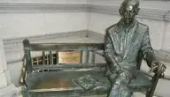 Nieznany sprawca oblał czerwoną farbą pomnik Jana Karskiego oraz elementy Konsulatu RP w Nowym Jorku, a służby badają sprawę jako akt wandalizmu.