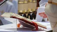 Otwarta Biblia na ołtarzu podczas mszy, widoczny fragment szaty liturgicznej kapłana. Zdjęcie ilustruje temat artykułu o tradycyjnym odczytywaniu Pisma Świętego kontra lewicowe queerowe interpretacje Biblii