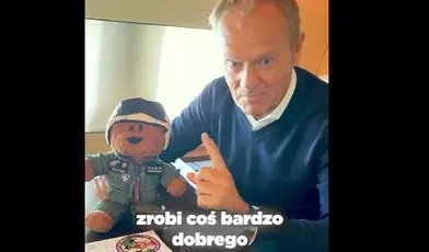 Żenujący popis premiera Tuska. W samolocie z misiem się pucuje